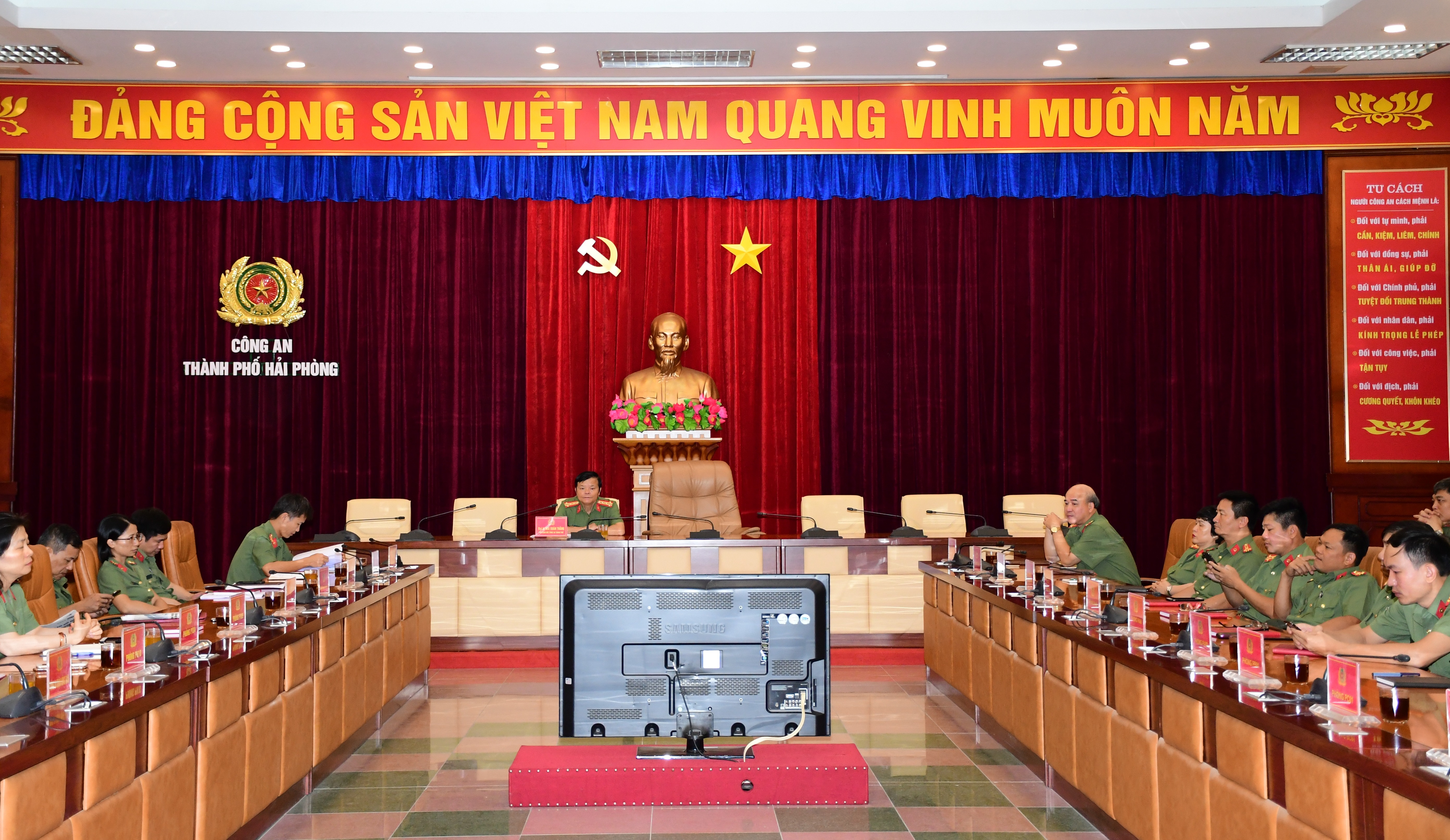 Phát huy trách nhiệm nêu gương, tính tiền phong, gương mẫu của mỗi cán bộ, đảng viên trong toàn lực lượng Công an nhân dân